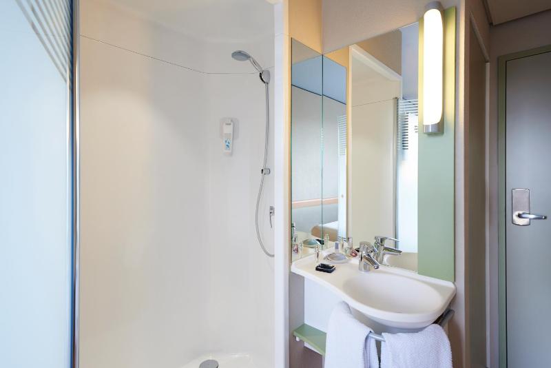 Twin Room image 3