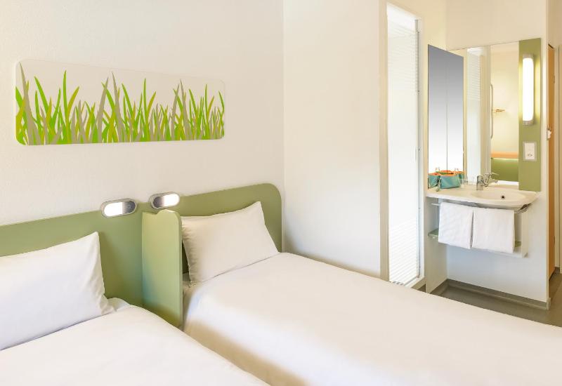 Twin Room image 2