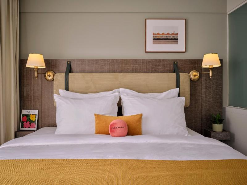 Medium Room  image 4