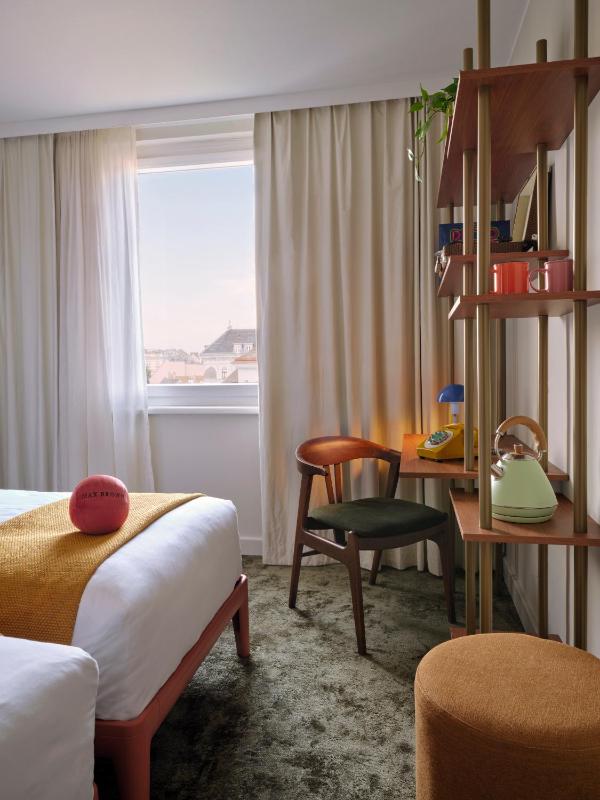 Medium Twin Room image 3