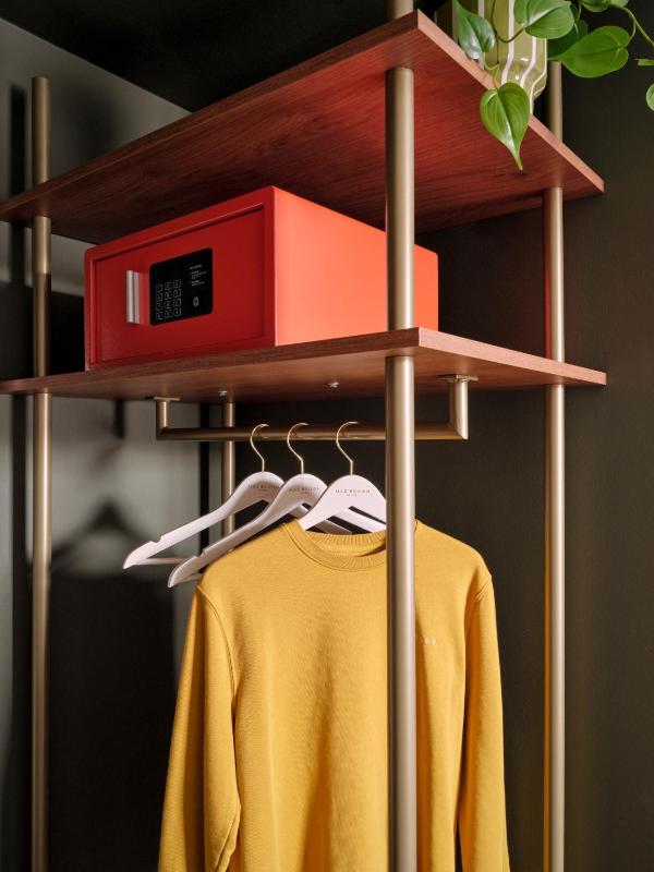 Medium Twin Room image 4