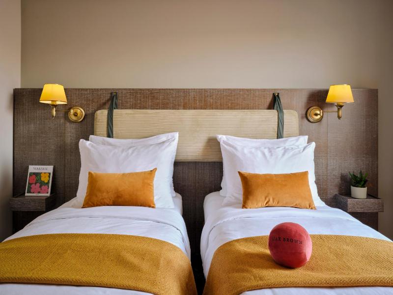 Medium Twin Room image 1