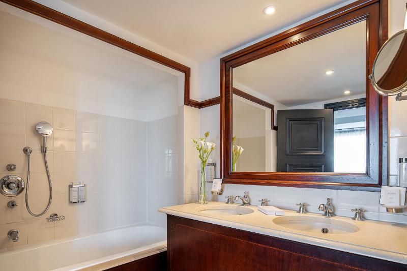 Junior Suite King Bed image 3