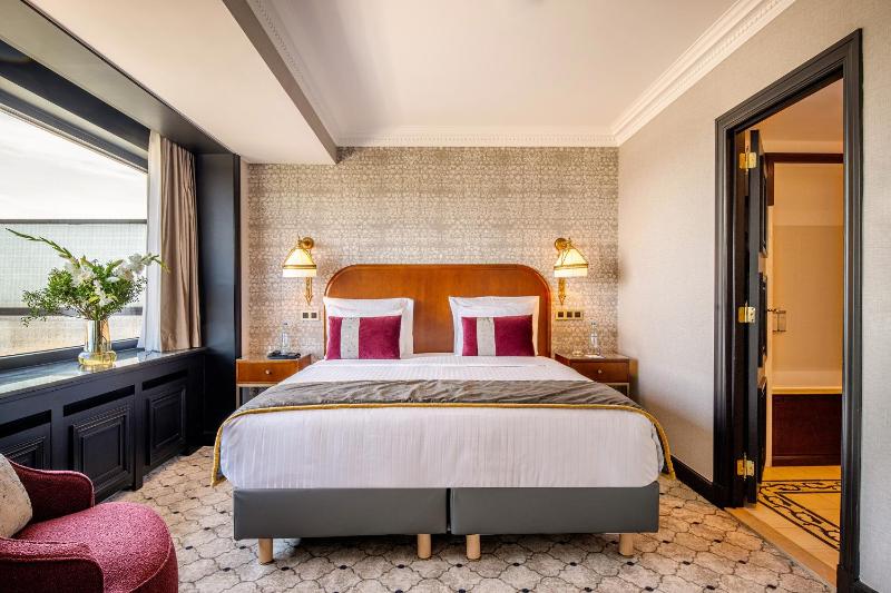 Executive Suite with City View image 1