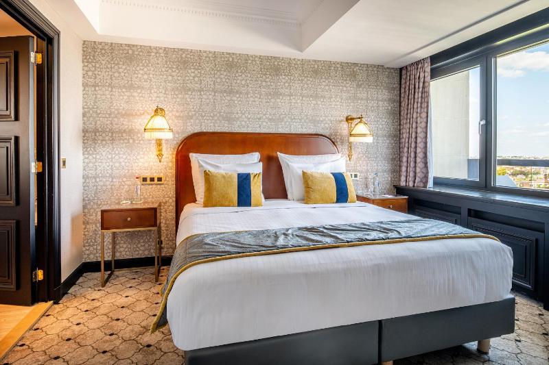 Executive Suite with City View image 4