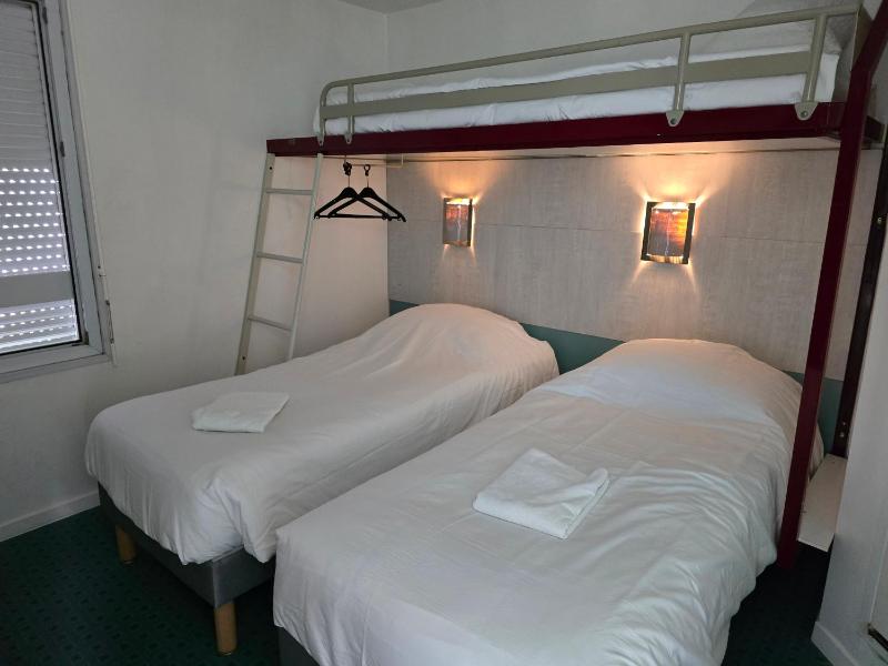 Triple Room (2 single bed + 1 Bunk Bed)     image 4