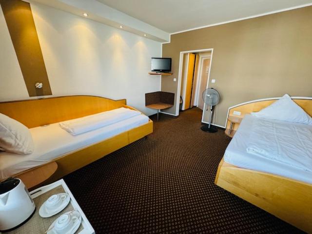 Economy Twin Room image 3
