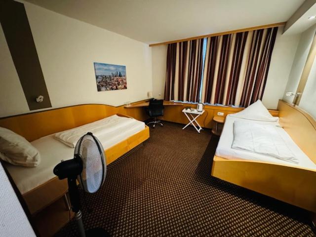 Economy Twin Room image 2