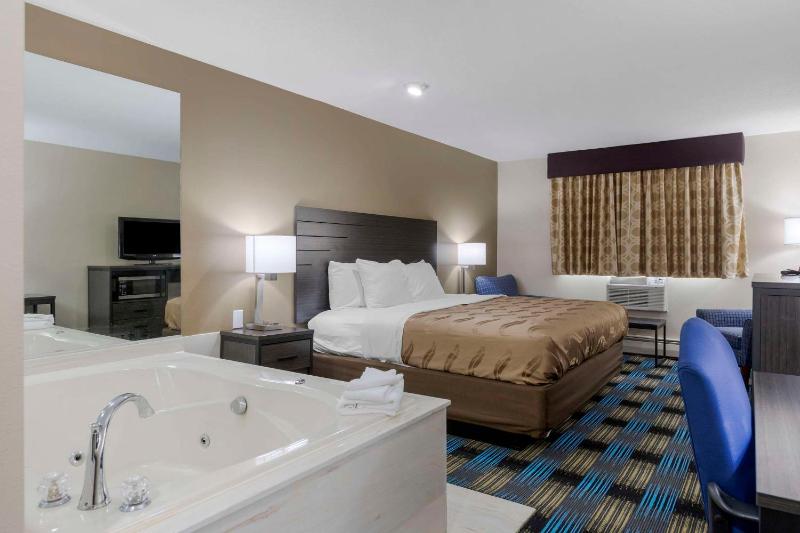 King Room with Whirlpool - Non-Smoking image 3