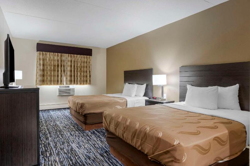 Queen Room with Two Queen Beds - Non-Smoking image 4