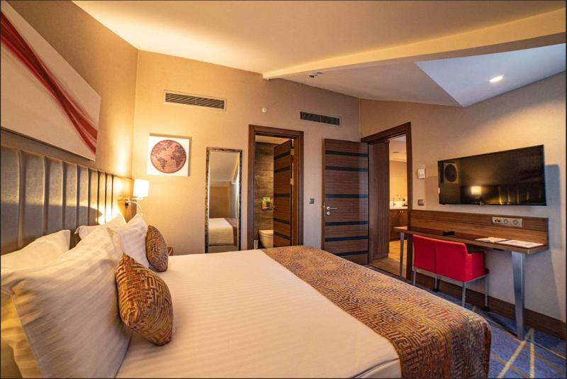 Junior Suite with Balcony image 1