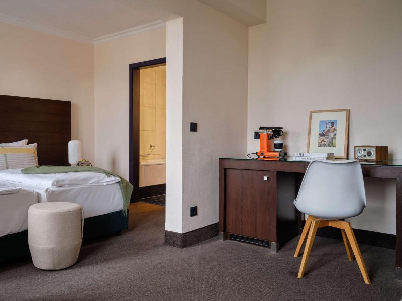 Signature Twin Room image 3