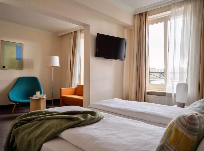 Signature Twin Room image 1
