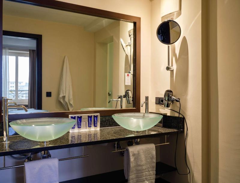 Signature Twin Room image 2