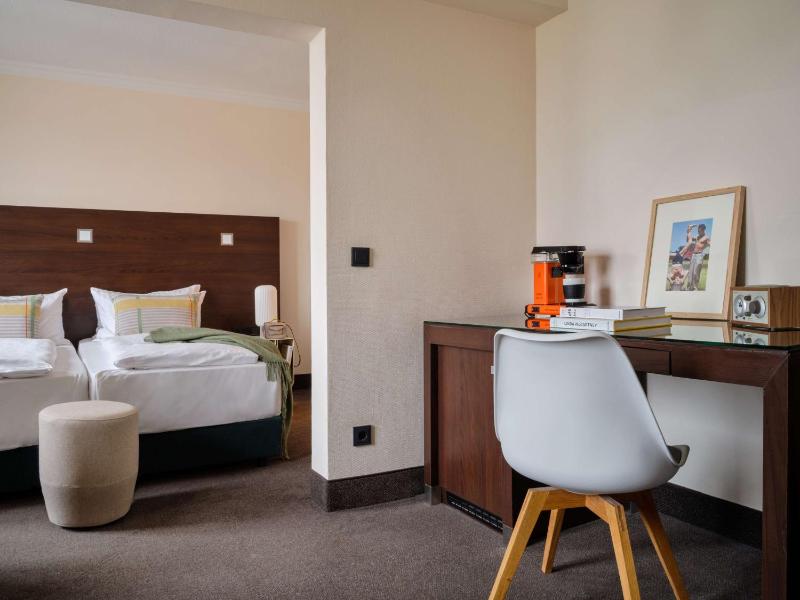 Signature Twin Room image 4
