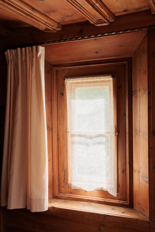 Deluxe One-Bedroom Apartment image 2