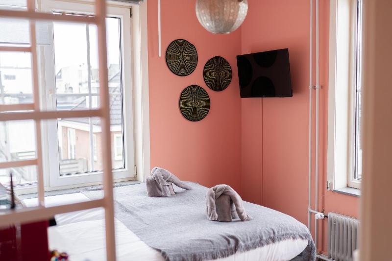 Small Twin Room image 4