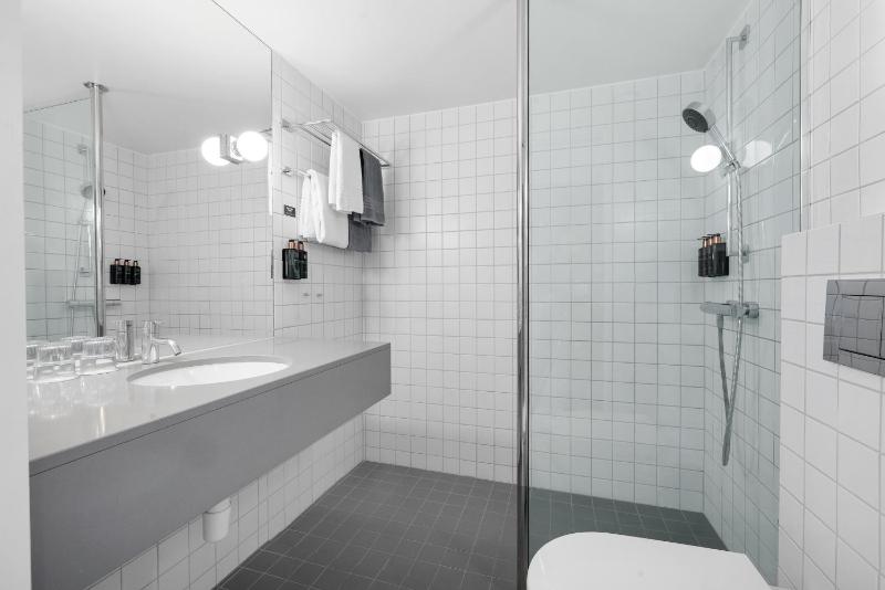 Standard Twin Room image 2