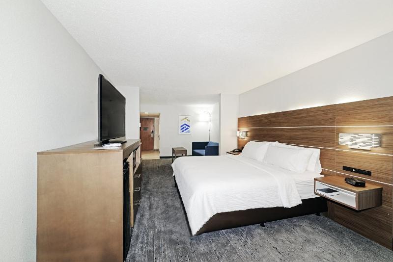 King Suite - Non-Smoking image 3