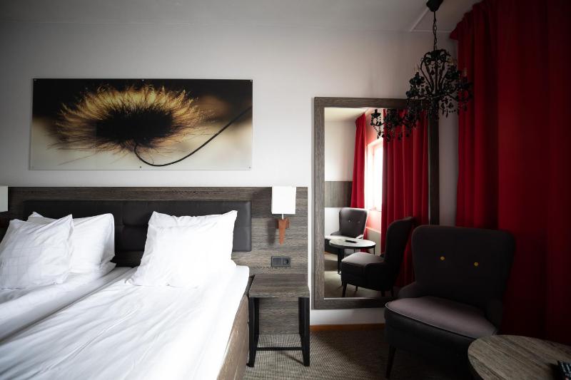 Double Room image 3