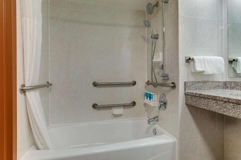 Deluxe Queen Room with Two Queen Beds - Disability Access image 2