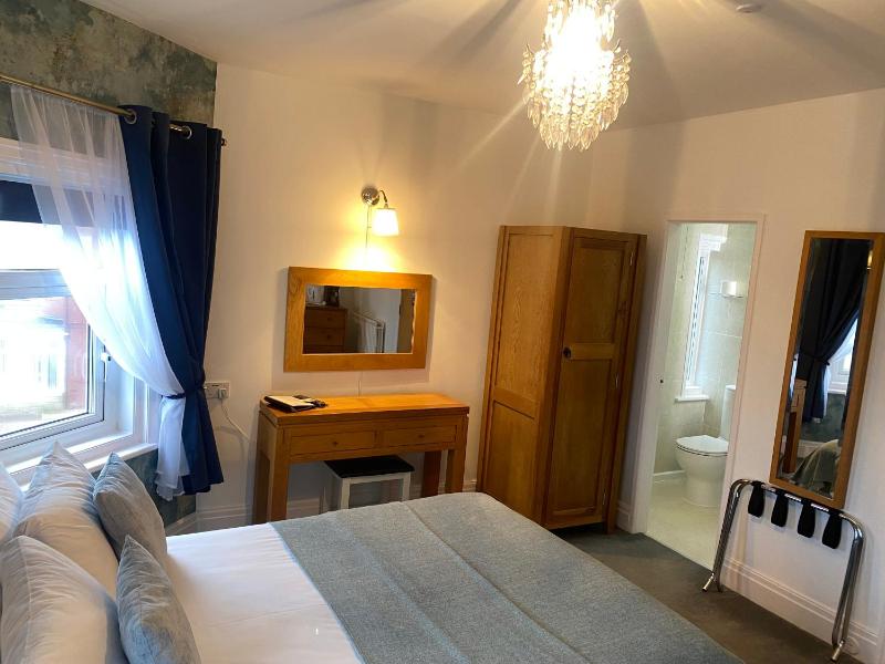 Deluxe Double Room with Sea View image 2