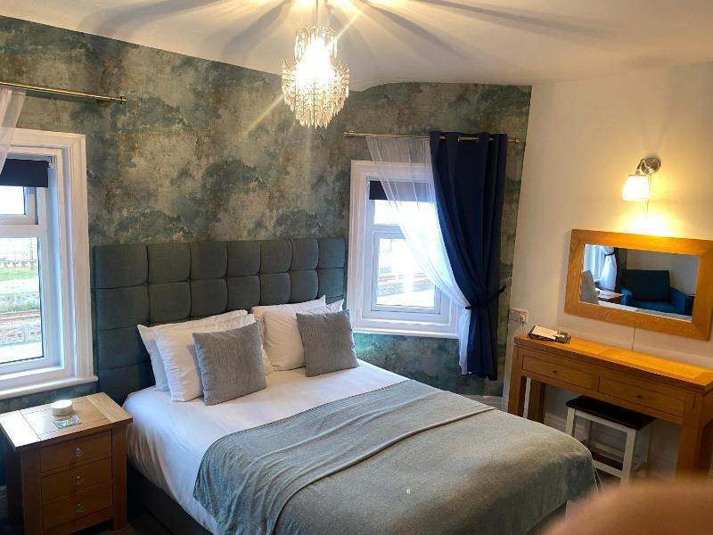 Deluxe Double Room with Sea View image 3