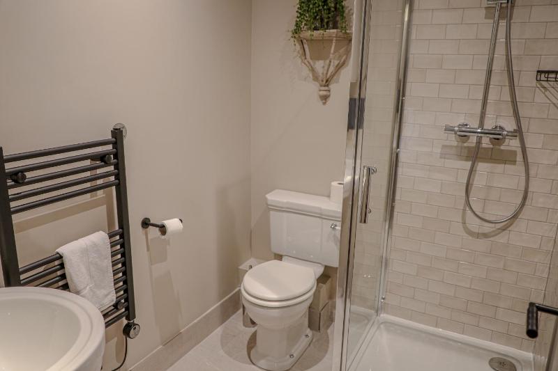 Twin Room with Private Bathroom image 3