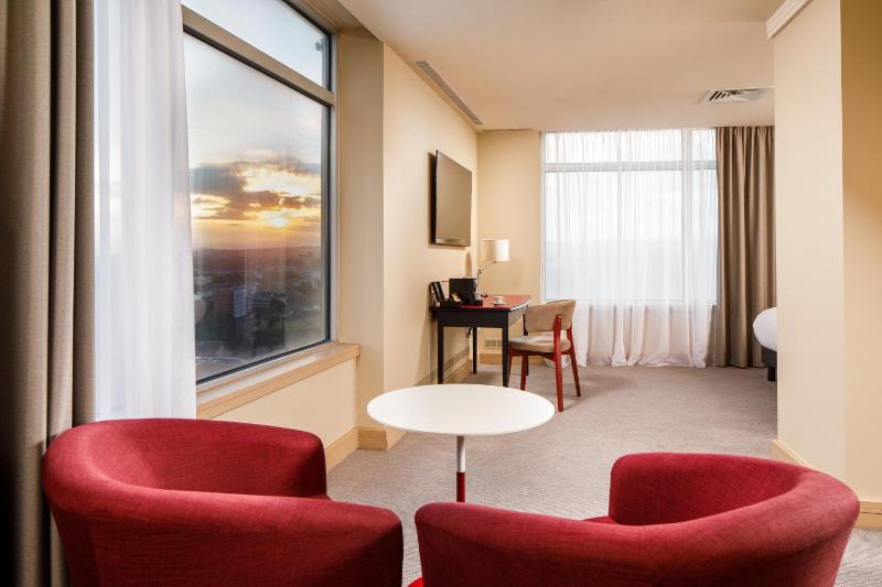 Superior King Room image 3