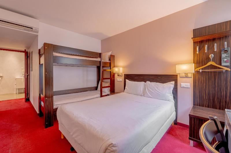 Quadruple Room image 3