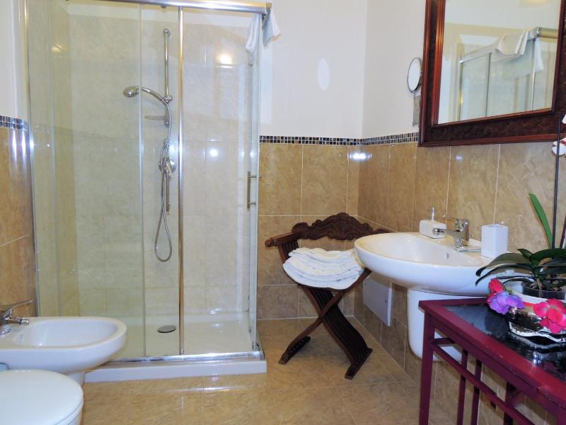 Double or Twin Room with Balcony and Sea View image 3