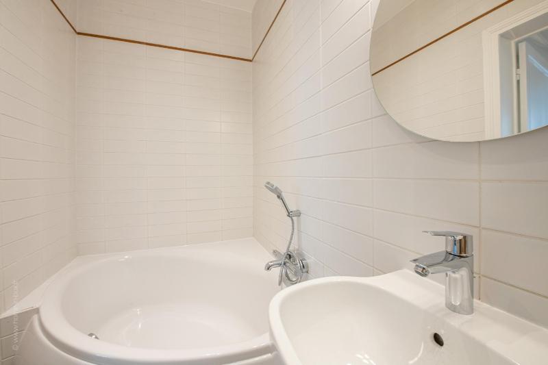 One-Bedroom Apartment with View image 4