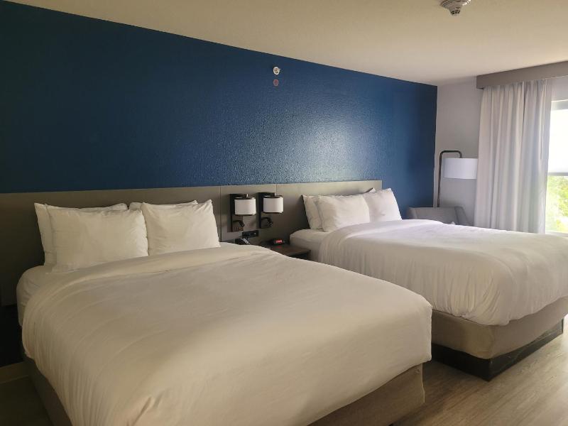 Queen Room with Two Queen Beds - Non-Smoking image 2