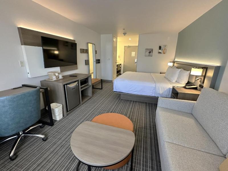 King Suite with Sofa Bed - Non-Smoking image 3