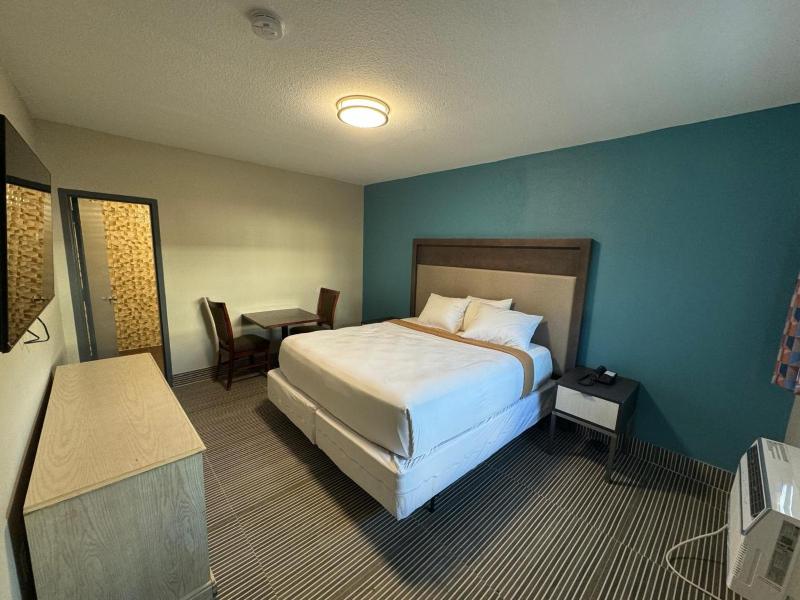 Deluxe King Room image 4