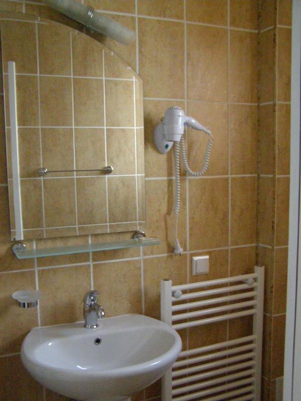Twin Room image 3
