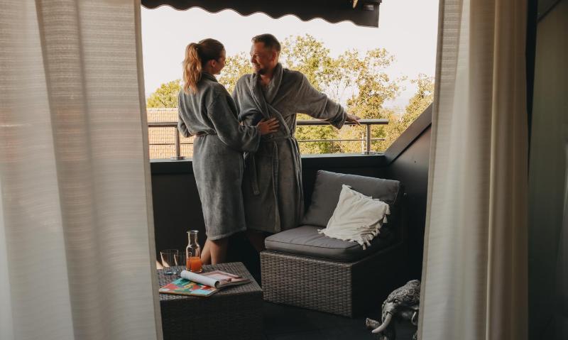 Deluxe Suite with Spa Bath image 2