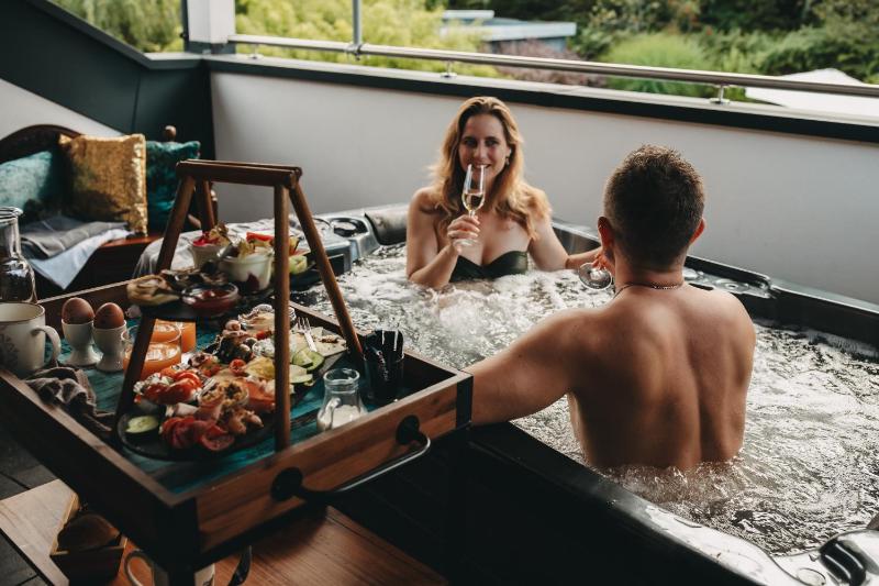 Deluxe Suite with Spa Bath image 1