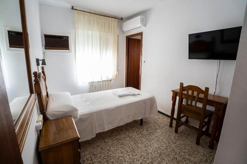 Single Room image 4