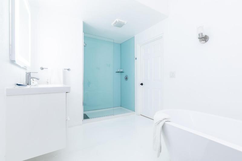 Deluxe King Room with Pool View image 1