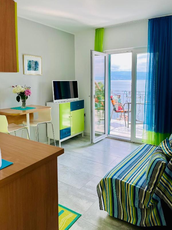 One-Bedroom Apartment with Terrace and Sea View image 1