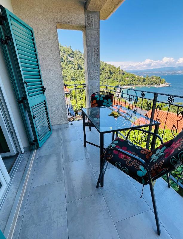One-Bedroom Apartment with Terrace and Sea View image 4