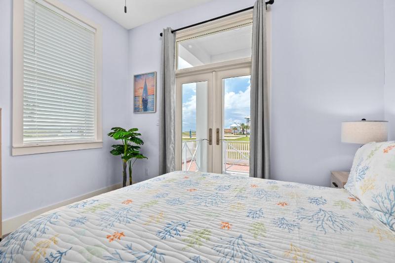 Seaside Rendezvous - Private home across from community park home - image 45