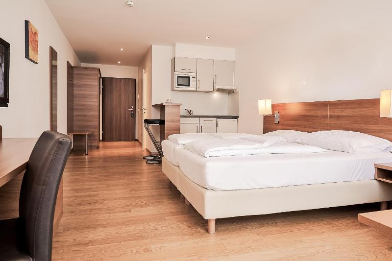 Apartment (1 Adult) image 4