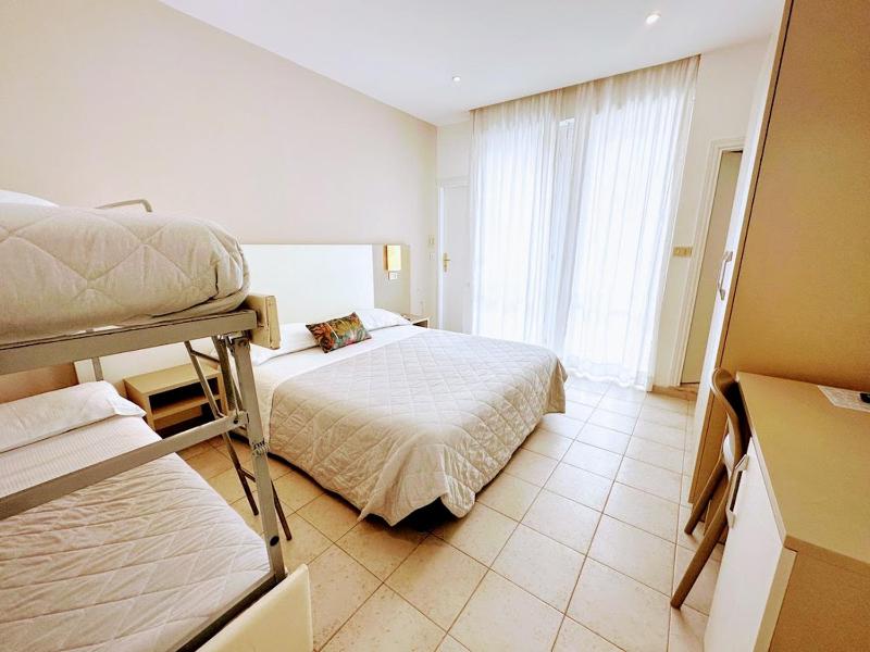 Standard Triple Room image 4