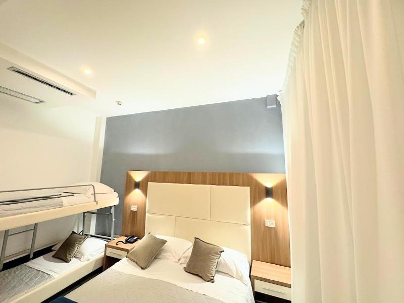 Standard Triple Room image 2