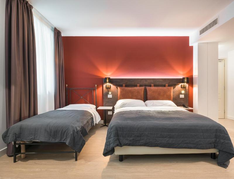 Standard Triple Room image 2