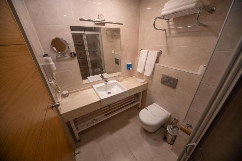 Twin Room image 3