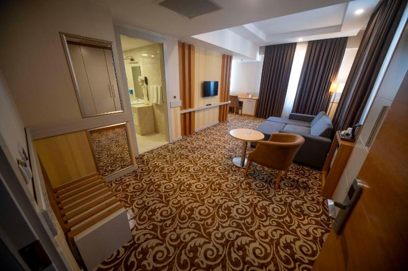 Standard Suite image 1