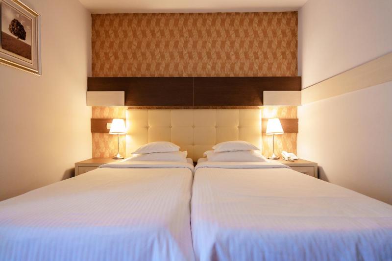 Twin Room image 3